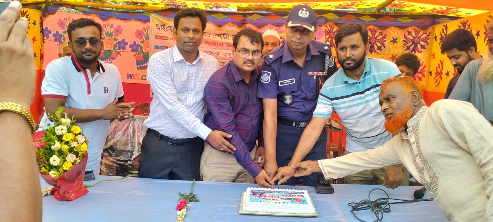 কেক কেটে আইরমাড়া-মিতরা বয়েজ স্পোর্টিং ক্লাবের শত বছর পূর্তি উপলক্ষে ক্রিকেট টুর্নামেন্টের শুভ উদ্বোধন