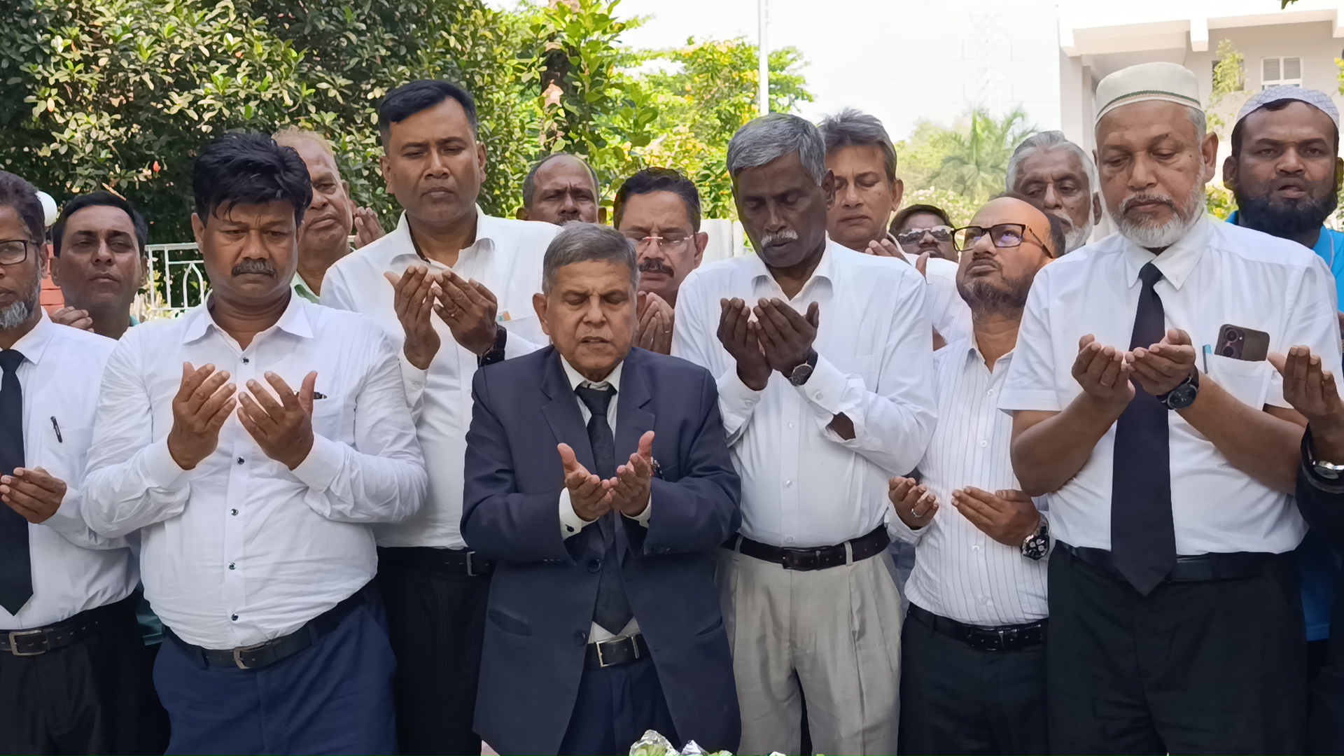 প্রয়াত নেতাদের কবর জিয়ারত করলেন জেলা পরিষদের নবাগত প্রশাসক জামিলুর রশিদ খান