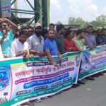 ঢাকা-আরিচা মহাসড়কে সেলফী পরিবহনের রুট পারমিট বাতিলের দাবিতে গণঅবস্থান